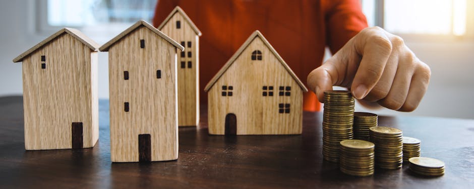 drewniane miniatury domów i pieniądze