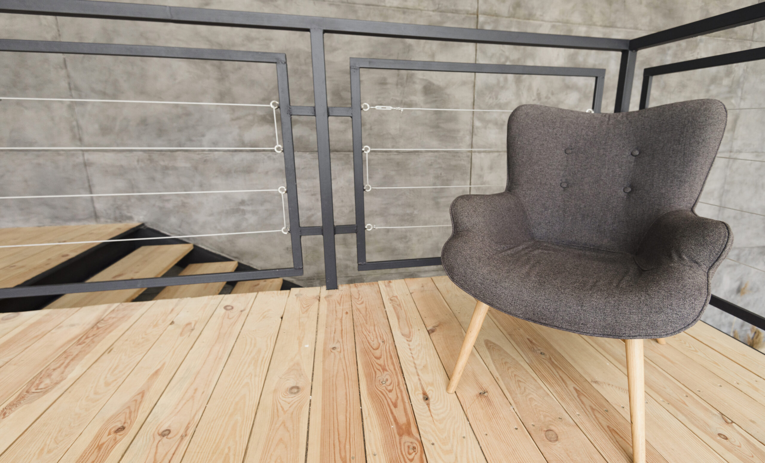 Czy surowe drewno pasuje do nowoczesnych wnętrz?